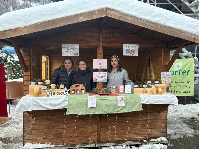 KonfiGnuss-Stand am Weihnachtsmarkt in Fiesch