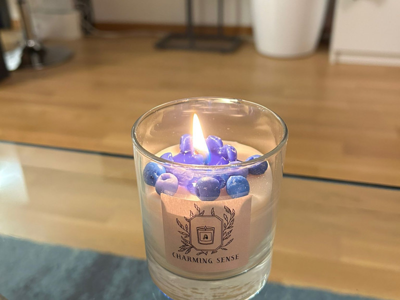 Unsere Kerze mit den lecker duftenden Blaubeer-Charms