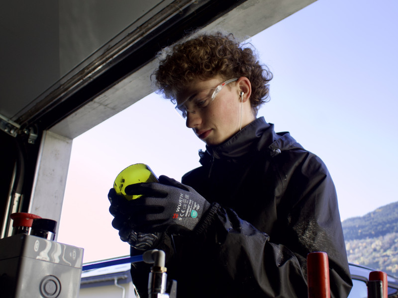 Lukas K. beim Schneiden der Flaschen