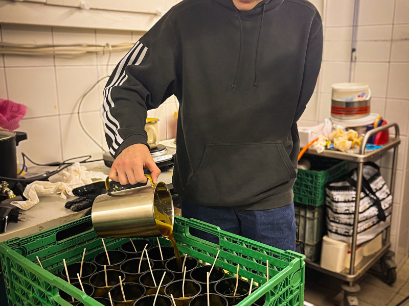 Yves M. am Giessen der Kerzen