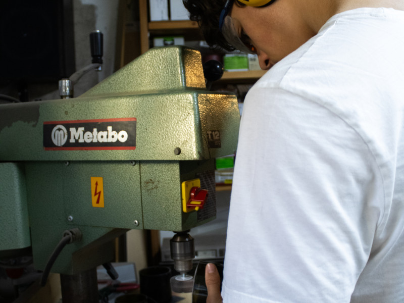 Jonas M. am Polieren der Flaschen