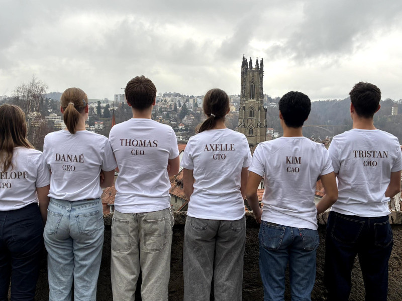 Notre équipe devant la célèbre cathédrale de Fribourg