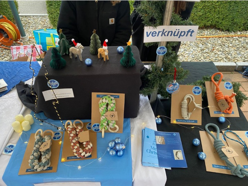 Reknot Türstopper links und Hundespielzeug rechts