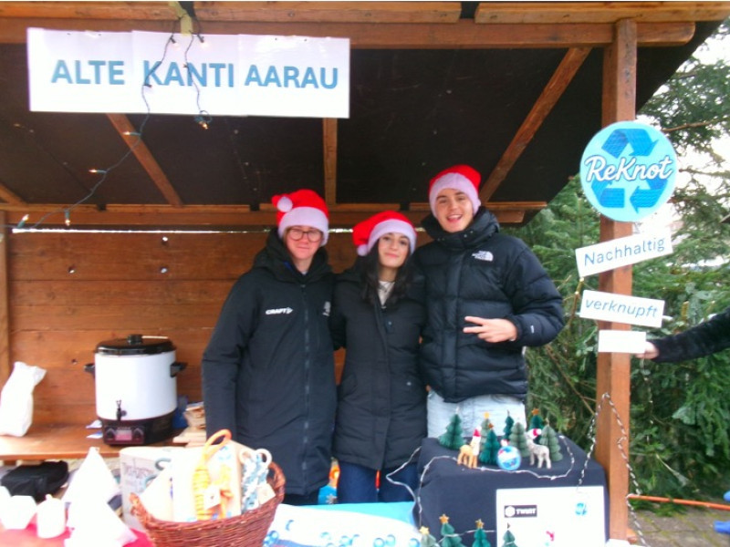 Team Reknot am Weihnachtsstand