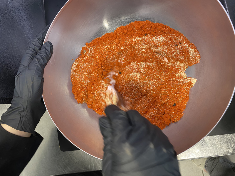 Spic'eat lors du mélange des épices